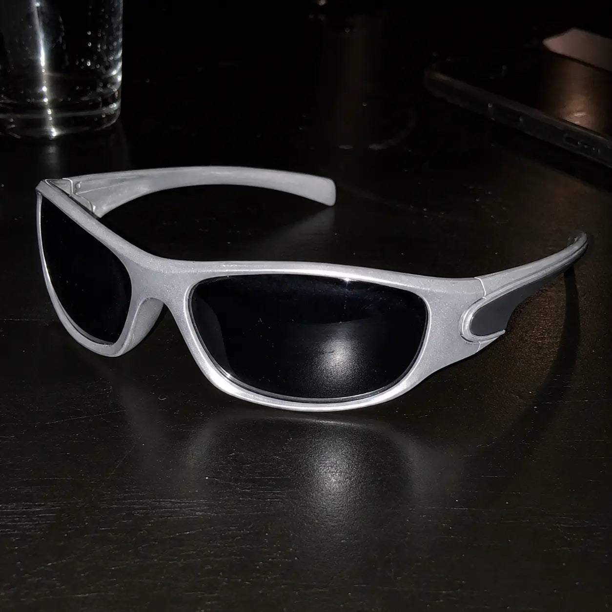 Okulary AFTERSET CORE w stylowym designie, widoczne na zdjęciu, idealne do codziennego użytku.