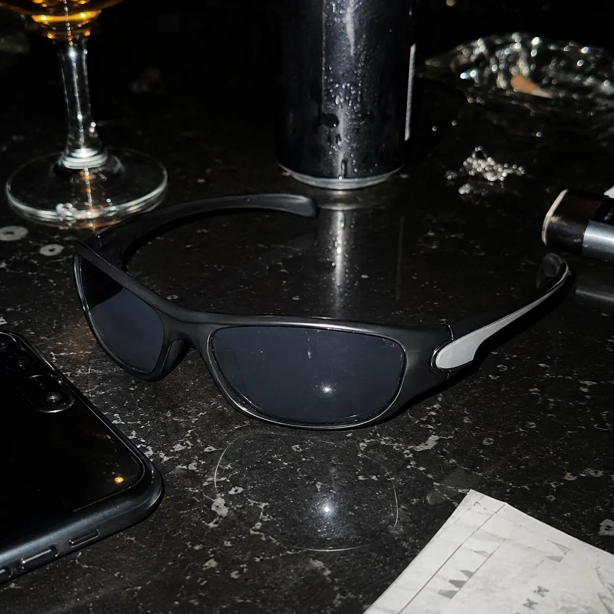 Okulary AFTERSET CORE na twarz, czarne oprawki, stylowy design i nowoczesny wygląd, idealne do codziennego użytku