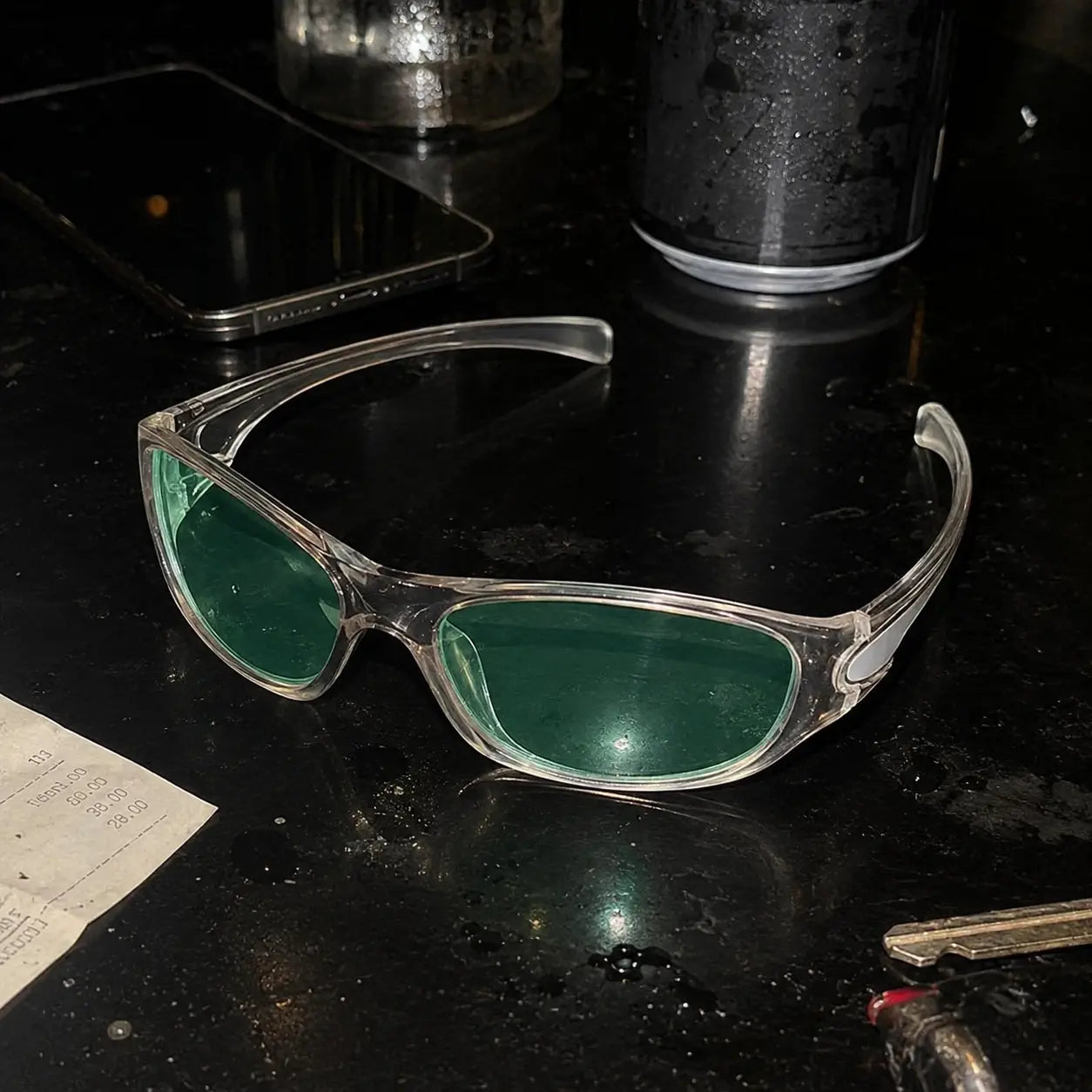Okulary marki AFTERSET CORE na tle białego tła, nowoczesny design, okulary przeciwsłoneczne lub korekcyjne.